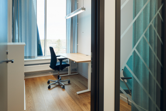 Kontorsrum för en person med skrivbord, kontorsstol, besöksstol och förvarningsmöbel.