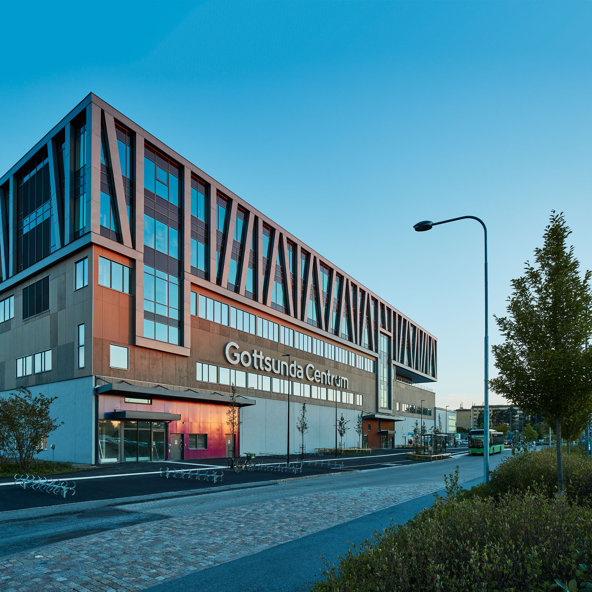Exteriör bild på Gottsunda Centrums norra gavel.
